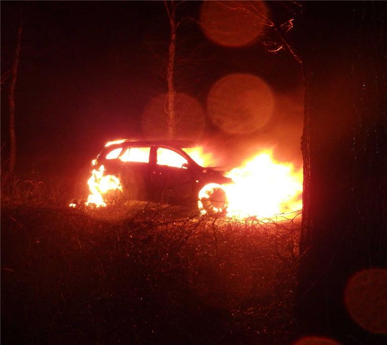 Gegen 3.30 Uhr meldete ein aufmerksamer Lkw-Fahrer einen brennenden Pkw in einer Nebenstraße der B74 bei Brillit im Landkreis Rotenburg (Wümme).