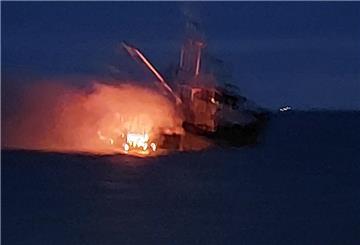 Gegen 4:20 Uhr ist der Fischkutter rund 13 Kilometer westlich von Büsum in Brand geraten.