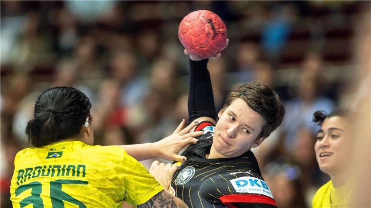 Deutsche Handballerinnen verlieren gegen Brasilien Gegen Brasilien gehört Alina Grijseels zu Deutschlands besten Werferinnen.