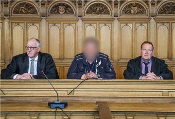 Der Angeklagte (M) sitzt zur erwarteten Urteilsverkündung im Prozess wegen Mordes im Landgericht Bremen zwischen seinen Verteidigern Helmut Pollähne (l) und Thomas Domanski (r). Der 47-jährige Mann soll im Februar seine 32 Jahre alte Ehefrau in Bremerhaven getötet und anschließend zerteilt haben. +++ dpa-Bildfunk +++