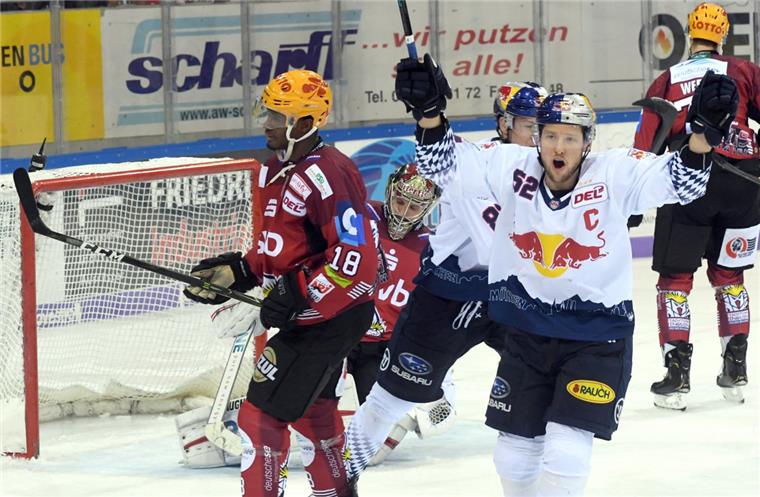 Gegen den EHC Red Bull München (weiße Trikots) haben die Fischtown Pinguins in der Eisarena eine negative Bilanz.