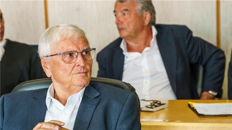 Sommermärchen-Prozess: Verfahren gegen Niersbach eingestellt Gegen den ehemaligen DFB-Präsidenten Theo Zwanziger (vorn) wird am Landgericht Frankfurt weiter verhandelt.