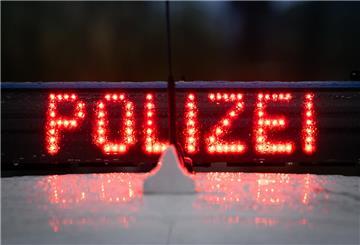  Der Schriftzug "Polizei" leuchtet auf einem Polizeiwagen, aufgenommen während einer Verkehrskontrolle.