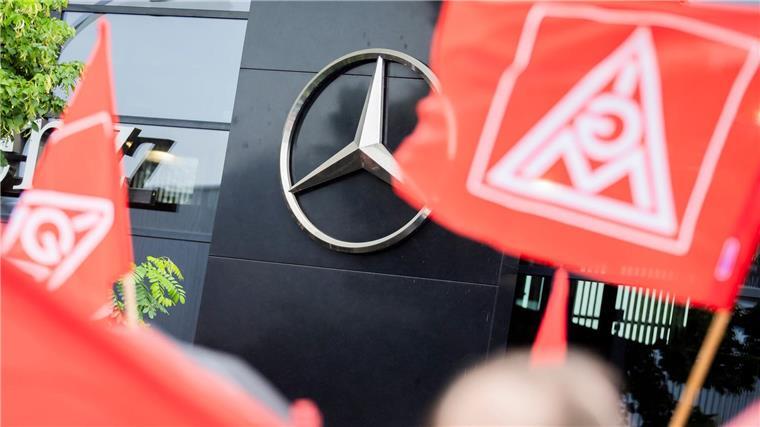Gegen den geplanten Verkauf der Mercedes-Autohäuser gibt es Widerstand.