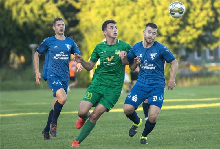 TSV Abbehausen verpasst Überraschung im Elfmeterschießen Gegen den Landesligisten Wilhelmshavener SC Frisia (blaue Trikots) verlor der Bezirksligist TSV Abbehausen unglücklich.