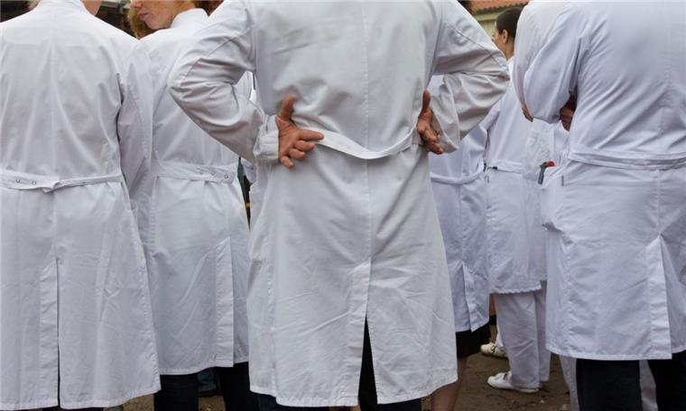 Bremerhaven bekommt einen neuen Hautarzt : Ärzte in weißen Kitteln stehen in einem Krankenhaus zusammen.