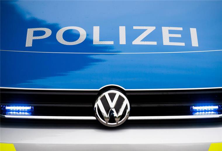 Ein Blaulicht leuchtet an einer Polizeistreife.