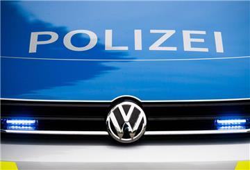 Ein Blaulicht leuchtet an einer Polizeistreife.