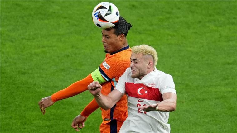 Koeman sieht Halbfinal-Einzug als Erfolg „für ganze Nation“ Gegen den niederländischen Verteidiger Virgil Van Dijk kommt Baris Yilmaz im Kopfballduell zu spät.