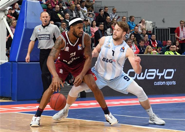 Die Eisbären rechnen sich bei den schwächelnden Ulmern etwas aus Gegen den Titelanwärter Bayern zeigten Fabian Bleck (rechts) und die Eisbären einen gute Leistung. Nur mit dem zweiten Saisonsieg klappte es nicht. Den nächsten Versuch unternehmen die Seestadt-Korbjäger in Ulm. Foto Scheer