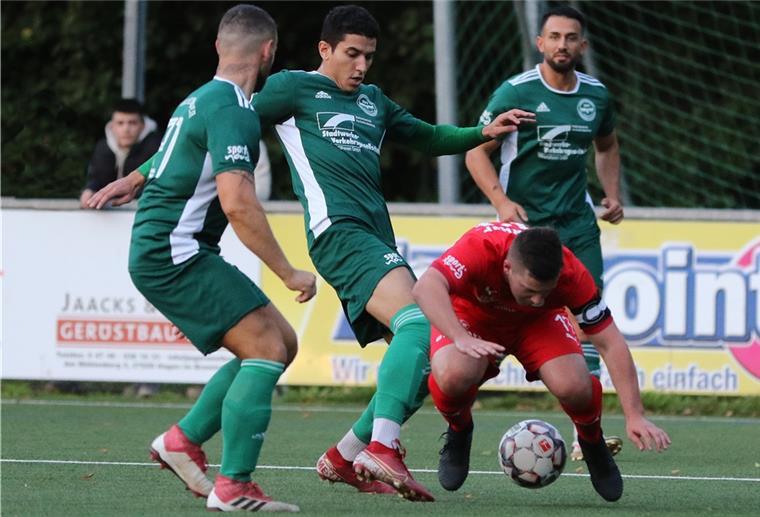 Braker Fußballer müssen mit Punkt in der Bezirksliga leben Gegen die starke Defensive des SV Ofenerdiek hatte es der SV Brake mit Jan Speer (rotes Trikot) schwer.