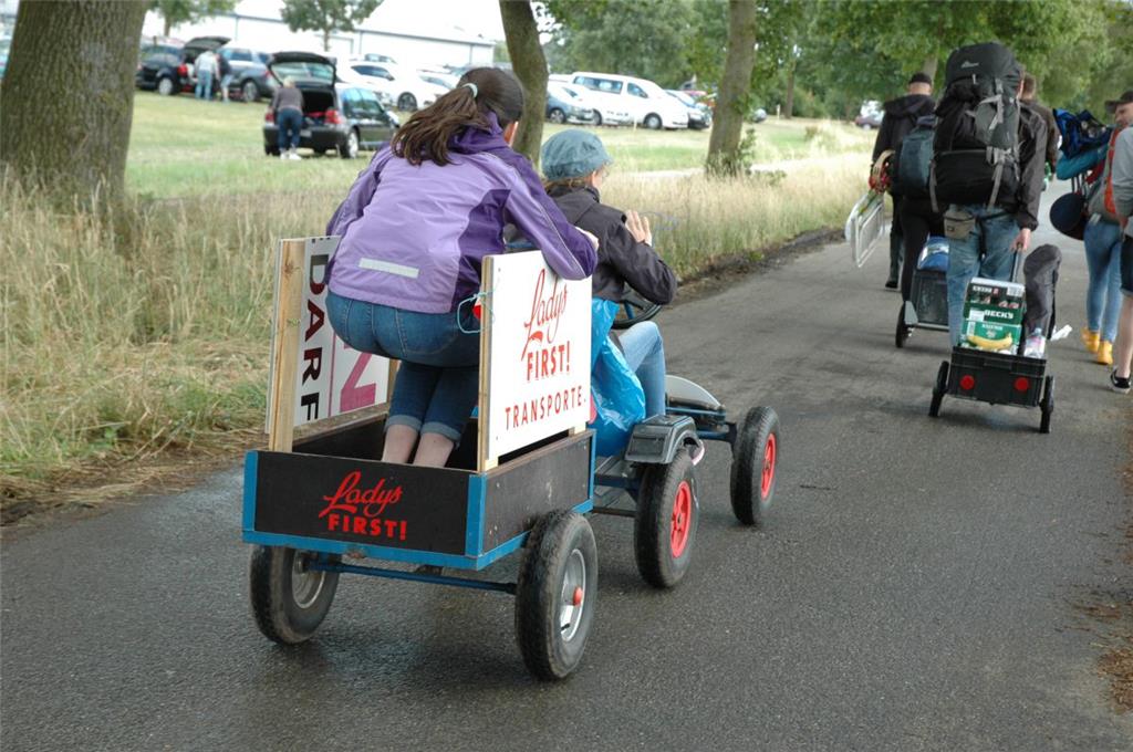Gegen einen Obolus transportieren Kinder aus dem Ort Gepäck - und auf dem Rückweg zum Bahnhof auch schon mal sich selbst.