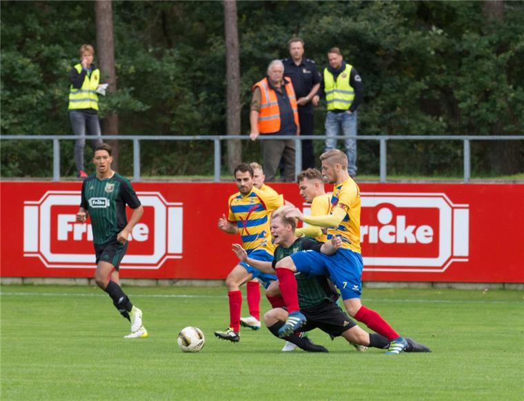 Oberliga-Kicker aus Heeslingen treffen in Celle auf nächsten Aufsteiger Gegen engagierte Delmenhorster fanden Kevin Rehling (grünes Trikot) und seine Heeslinger Teamkollegen kein Durchkommen und unterlagen mit 0:2. Eine intensive Fehleranalyse unter der Woche soll nun dafür sorgen, dass das beim nächsten Aufsteiger in Celle nicht wieder passiert.