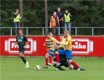 Gegen engagierte Delmenhorster fanden Kevin Rehling (grünes Trikot) und seine Heeslinger Teamkollegen kein Durchkommen und unterlagen mit 0:2. Eine intensive Fehleranalyse unter der Woche soll nun dafür sorgen, dass das beim nächsten Aufsteiger in Celle nicht wieder passiert.