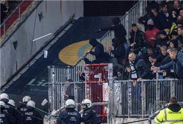Gegenstände werden aus dem Fanblock der Hannoveraner auf Einsatzkräfte der Polizei geworfen.