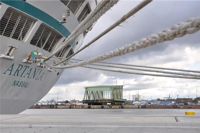 Gegenüber der Kaje, an der die beiden Kreuzfahrtschiffe "Artania" und "Amadea" festgemacht haben, liegt die ABC-Halbinsel, auf der jetzt die alte Drehbrücke steht.