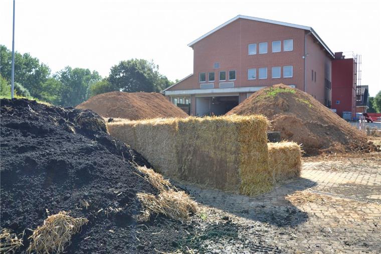 Zeven sucht eine Halle für den Klärschlamm Gegenwärtig lagern auf dem Kläranlagengelände 6000 Tonnen Flüssigschlamm, 2200 Tonnen kalkhaltiger Schlamm und 1000 Tonnen Polymerschlamm. Die Mengen an Flüssig- und Kalkschlamm werden konstant bleiben, die Menge an Polymerschlamm auf 5000 Tonnen steigen.