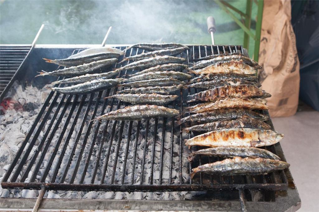 Gegrillter Fisch ist eine leckere Spezialität an diesem Wochenende.