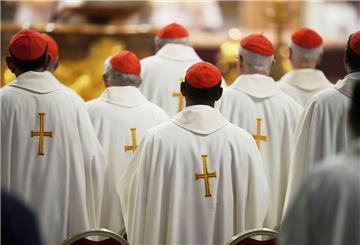 Kardinäle nehmen an einer Messe am achten von neun Trauertagen für den verstorbenen Papst Franziskus im Petersdom im Vatikan teil.