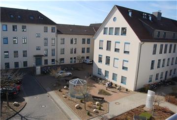 Gehören Medizincontroller zur höchsten Prioritäten-Gruppe bei der Corona-Impfung? Aus Sicht der innerhalb des St.-Bernhard-Hospitals gebildeten Impfkommission ist das der Fall. Die Klinik argumentiert, dass die Medizincontroller mit ihren Verwaltungsaufgaben für die Aufrechterhaltung der Krankenhausinfrastruktur und somit für die Sicherstellung der stationären Gesundheitsversorgung der Bevölkerung unabdingbar sind.
