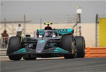 Geht alles andere als optimistisch mit seinem Mercedes in die neue Saison: Lewis Hamilton 