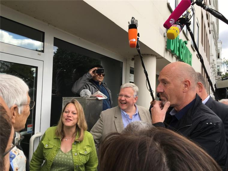 Neue Regierung im Land Bremen: Gespräche gehen weiter Geht da was? CDU-Spitzenkandidat Carsten Meyer-Heder (von rechts) und der stellvertretende Landeschef Jens Eckhoff loten aus, ob sie mit Grünen-Fraktionschefin Maike Schaefer und Grünen-Landeschef Herman Kuhn koallieren können.
