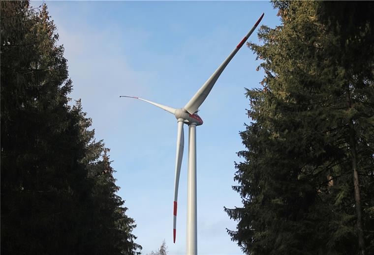  Ein Windrad steht im Wald