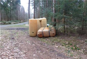 Geht gar nicht: Unbekannte laden leere Öltanks bei Lehnstedt (Gemeinde Hagen) im Wald ab – ein Beispiel von vielen für illegale Müllentsorgung in diesen Tagen.