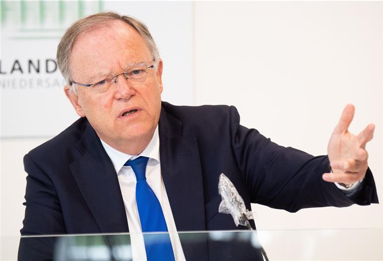 „Geimpfte und Genesene sind in der Corona-Pandemie künftig im Wesentlichen nicht mehr von Einschränkungen betroffen“, sagte Niedersachsens Ministerpräsident Stephan Weil (SPD) bei der Vorstellung der neuen Corona-Verordnung am Dienstag in Hannover.