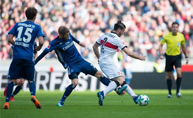 Gekämpft hat der Hamburger SV, wie hier  Aaron Hunt (Mitte) gegen den Stuttgarter Emiliano Insua.