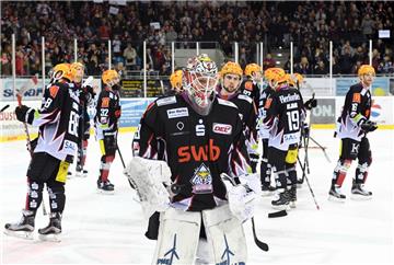 Geknickte Gesichter: Die Pinguins verlieren gegen München.