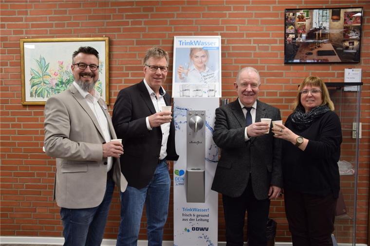 Gekühltes stilles und sprudelndes Trinkwasser gibt es  gratis im Stadlander Rathaus .