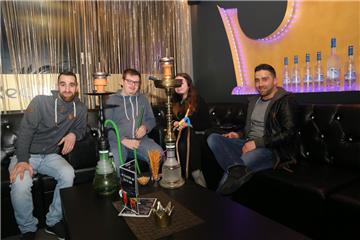 Gelassene Atmosphäre in der Bar „Realität“: (von links) Hassan, Justin Kraus, Saskia Franke und Bilal Chaaban beim Shisha-Rauchen.