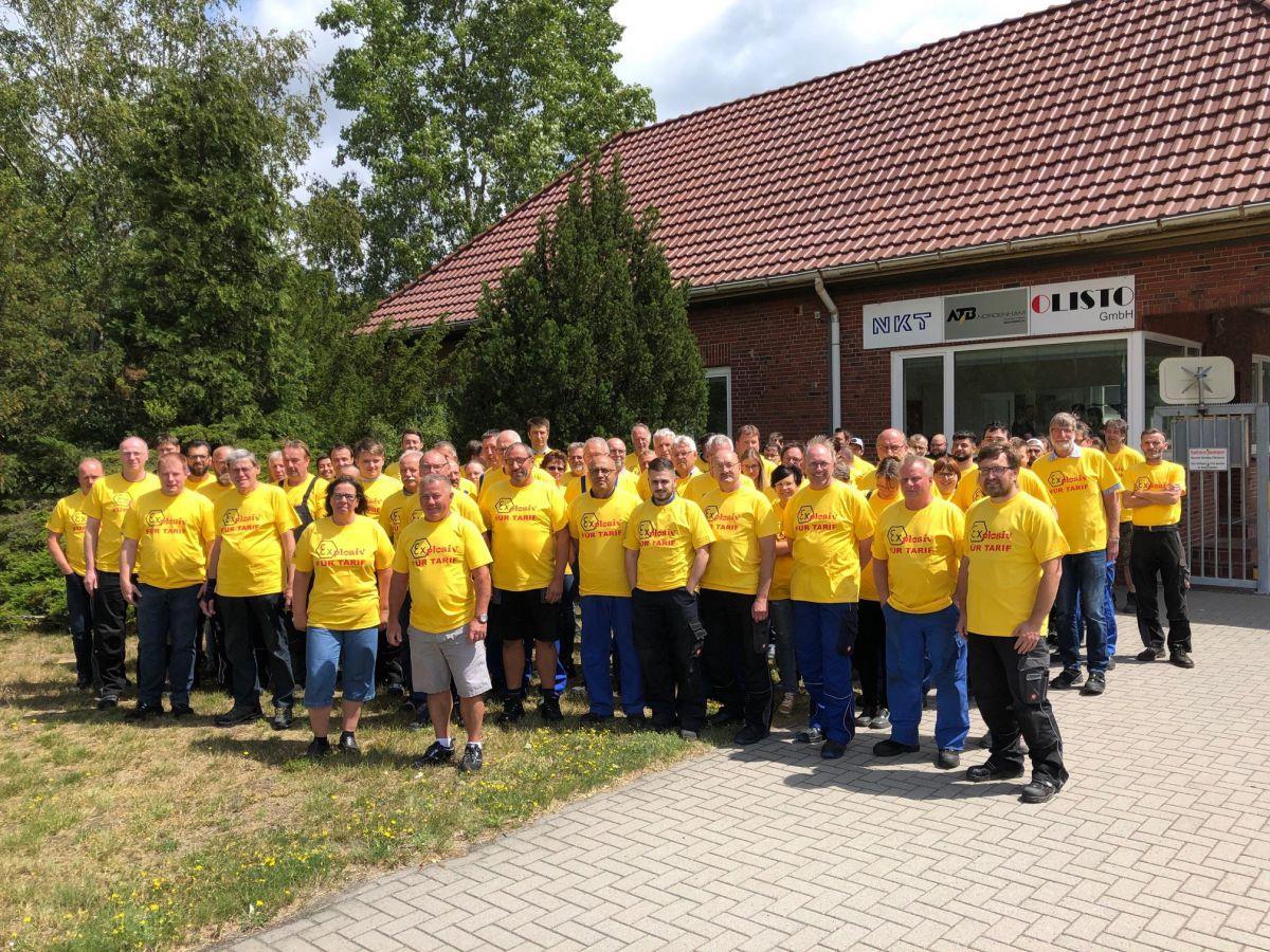 Gelb ist die Farbe des Protests geworden. Mitarbeiter von ATB  Nordenham vor dem Werkstor.