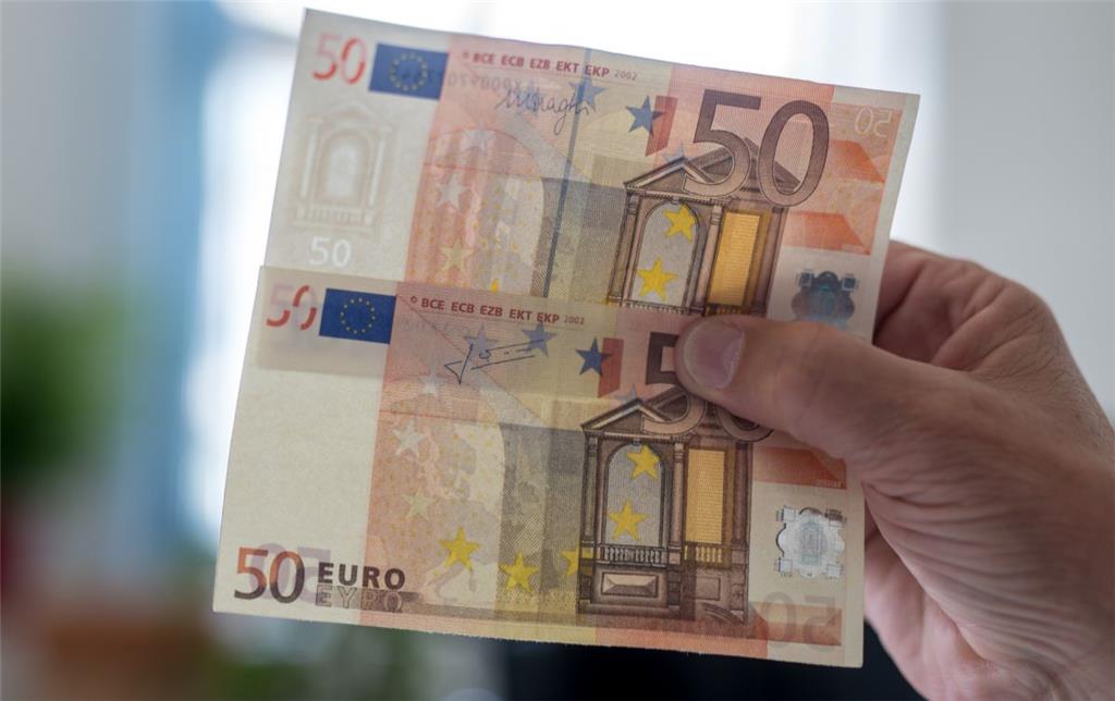 Geld: Ab dem 4. April soll ein neuer 50-Euro-Schein Fälschern das Leben schwerer machen. Zur Erstausstattung werden insgesamt 5,4 Milliarden Stück gedruckt. Der neue Schein hat unter anderem wie schon der neue 20-Euro-Schein ein Porträt-Fenster als neues Sicherheitsmerkmal. Hält man die Note gegen das Licht, wird das Fenster durchsichtig und man sieht ein Porträt der griechischen Mythengestalt Europa. Der 50er ist die am häufigsten genutzte Stückelung der Euro-Banknoten und die am zweithäufigsten gefälschte Banknote im Eurosystem.