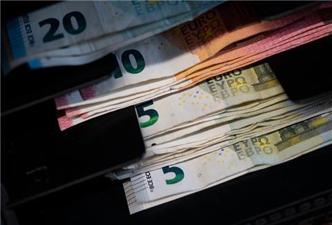 Geldscheine liegen in der Einkaufskasse eines Einzelhandelsgeschäfts.