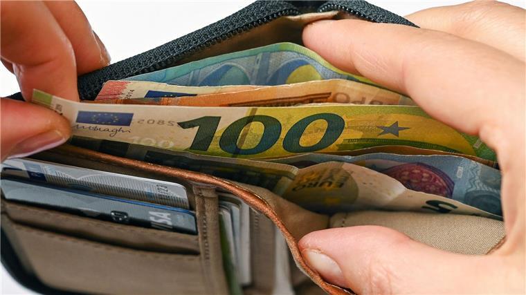 AWO fordert kostenlose Schuldnerberatung Geldscheine stecken in einer Brieftasche.