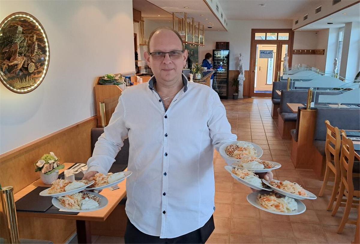 Neues Restaurant in Lunestedt: „Hellas“ begeistert Gäste mit griechischen Spezialitäten Gelernt ist gelernt: Georgius Stavrakoudis balanciert in seinem neuen griechischen Restaurant „Hellas“ in Lunestedt acht Tellern mit Bohnen- und Krautsalat sowie Tzatziki.