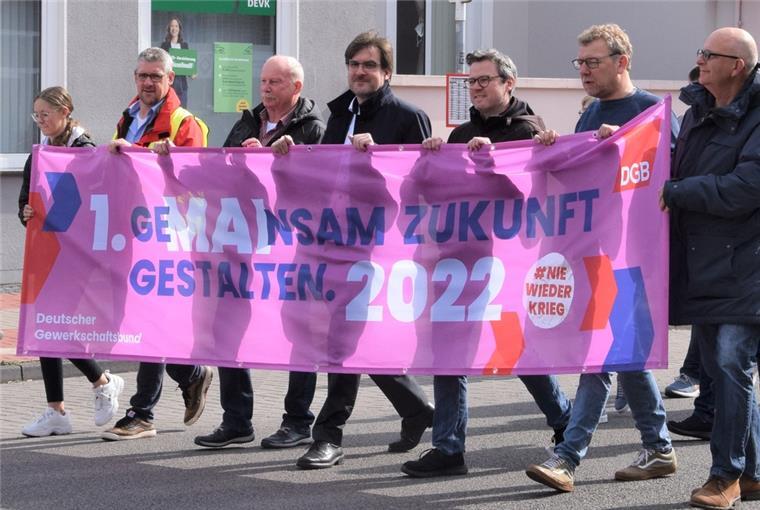 "Gemainsam" die Zukunft zu gestalten forderten die Demonstrationsteilnehmer, unter ihnen Nordenhams Bürgermeister Nils Siemen (4. von links).