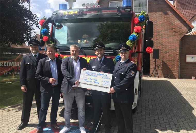 Gemeindebrandmeister Stefan Hobbie (von links), Bürgermeister Axel Linneweber, Markus Knoke von der Öffentlichen Oldenburg/Butjadingen, Ortsbrandmeister Alexander Buchholtz und sein Stellvertreter Sascha Meister freuen sich über das neue Gefährt.