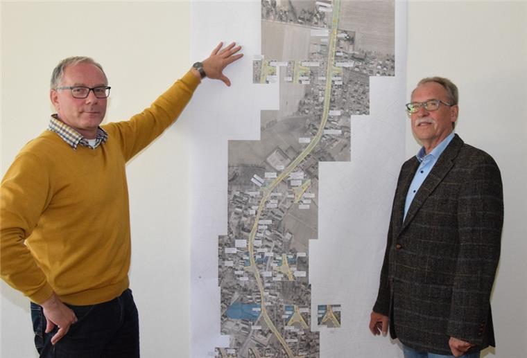 Selsingen bekommt in den nächsten Jahren ein neues Gesicht Gemeindedirektor Gerhard Kahrs (links) und Bürgermeister Reinhard Aufdemkamp am Rahmenplan für die vom Bund geplante Erneuerung der B 71 in Selsingen.