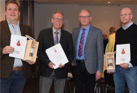 Gemeindedirektor Gerhard Kahrs (Zweiter von rechts) mit den verabschiedeten Ratsmitgliedern Volker Wahlers (von links), Reinhard Aufdemkamp und Kai Oevermann. Nicht auf dem Bild sind André Mombauer und Annegret Winkelmann, die bei der Sitzung nicht anwesend waren.