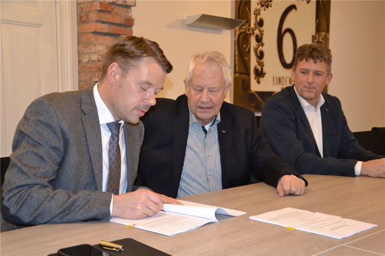 Gemeindedirektor Henning Fricke unterzeichnet den Vertrag für den Bau der neuen Kita an der Bremer Straße in Heeslingen. Bürgermeistermeister Gerhard Holsten und Generalunternehmer Carsten Völkerding (rechts) tun es ihm später nach. 