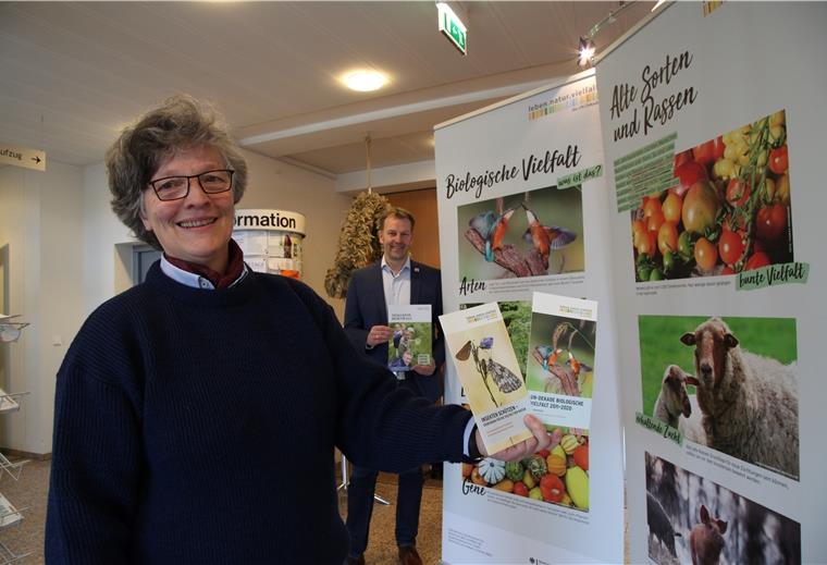 Ausstellungen in Beverstedt: So wichtig ist Nachhaltigkeit Gemeindemitarbeiterin Hildburg Heitmüller (links) und Bürgermeister Guido Dieckmann geben Einblicke in die Nachhaltigkeitsausstellungen "Leben.Natur.Vielfalt" und "Blühende Raine" .