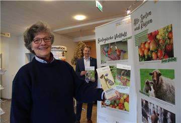 Gemeindemitarbeiterin Hildburg Heitmüller (links) und Bürgermeister Guido Dieckmann geben Einblicke in die Nachhaltigkeitsausstellungen "Leben.Natur.Vielfalt" und "Blühende Raine" .