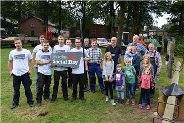 Gemeinsam bauten Auszubildende beim Fricke Social Day mit Mitgliedern des Dorfvereins Godenstedt eine Seilbahn und setzten weitere Spielgeräte auf dem Spielplatz am Dorfgemeinschaftshaus instand. Darüber freuen sich nicht nur die Kinder aus dem Ort. 