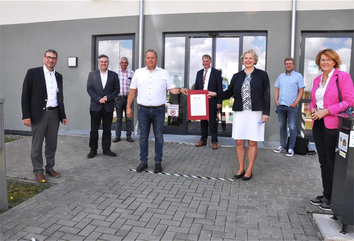 Gemeinsam für die Erhaltung der Arbeitsplätze von Premium Aerotec in der Region (von links): Friesland-Landrat Sven Ambrosy, der Landtagsabgeordnete Dragos Pancescu, Betriebsrat Jürgen Bruns, Betriebsrat Thomas Busch, Varels Bürgermeister Gerd-Christian Wagner, die Landtagsabgeordnete Karin Logemann, Betriebsrat Michael Eilers und die Bundestagsabgeordnete Susanne Mittag.