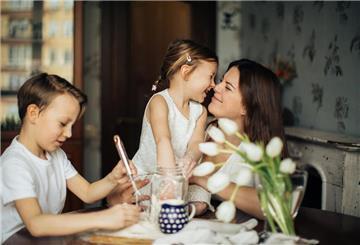 Familie am Tisch
