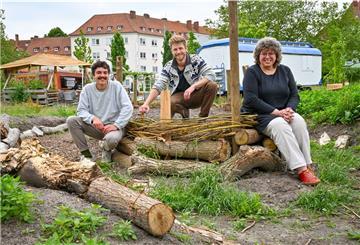 Gemeinsam haben sie dem Zollinlandplatz in Lehe neues Leben eingehaucht: Moritz Alber (von links) und Hauke Arntz vom Café „Das Beet“ und Susanne Ruser von der „Zolli“-Initiative.