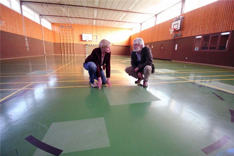 Gemeinsam machen sich Ortsbürgermeisterin Conny Trowitzsch und Schulleiter Norbert Nowka ein Bild vom Zustand der Uthleder Turnhalle.
